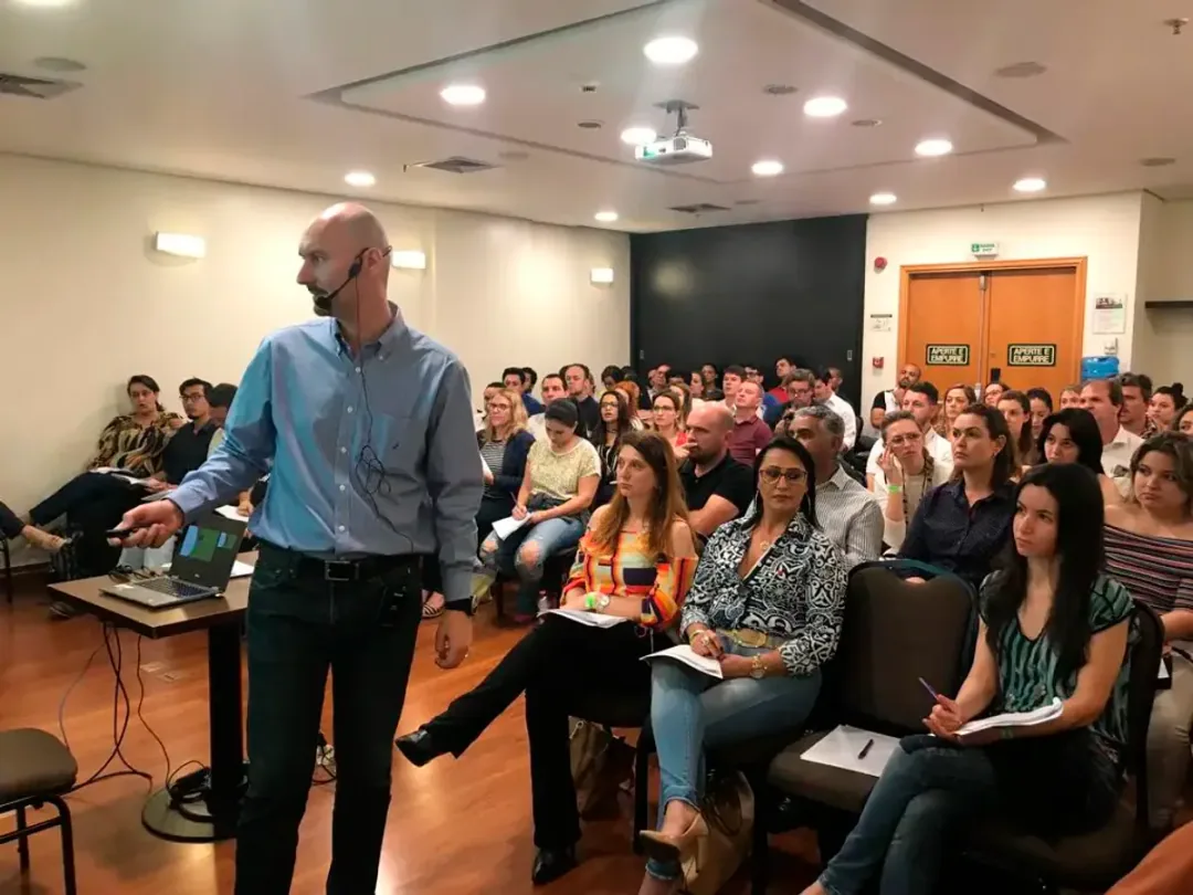 Ulisses Giorgi apresentando para uma turma presencial em Campinas