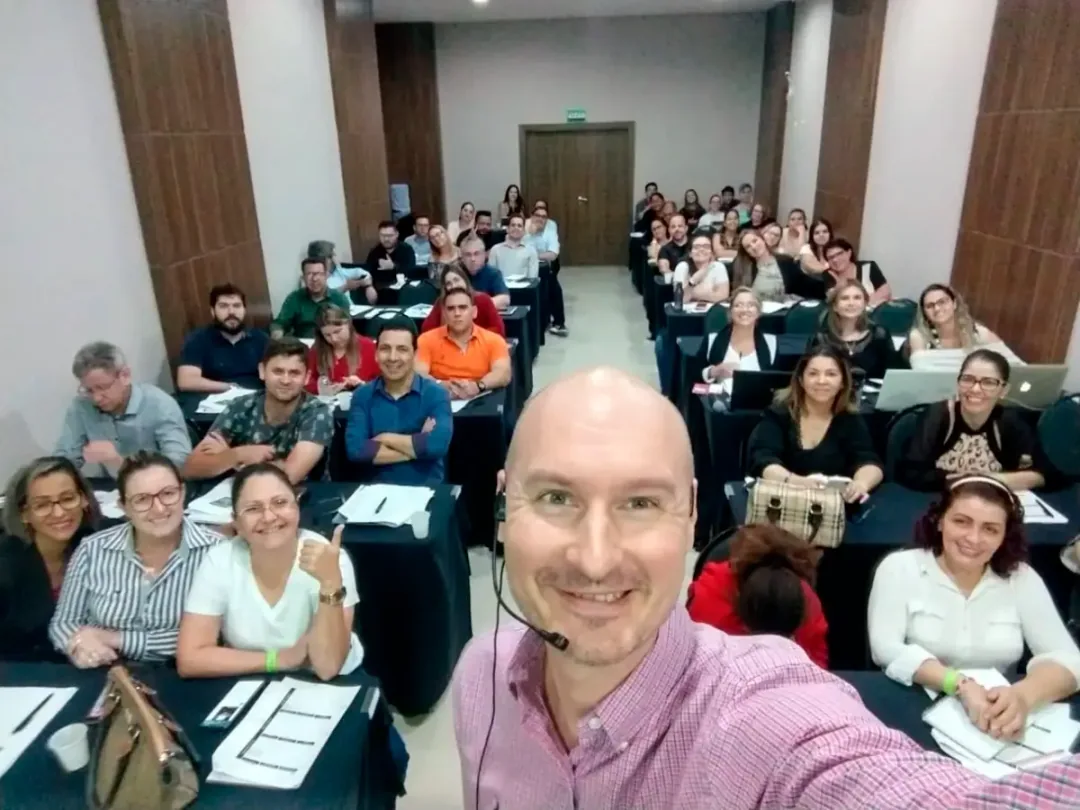 Ulisses Giorgi em foto com a turma presencial em Cuiabá